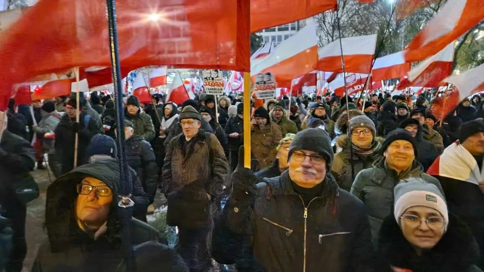 Działacze jarocińskich struktur PiS-u pojechali na manifestację pod hasłem „Protest Wolnych Polaków” [ZDJĘCIA] - Zdjęcie główne