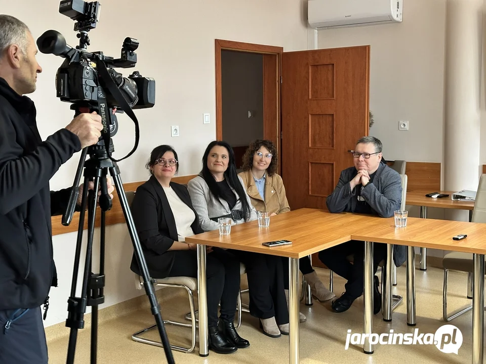 Złota rączka i taksówka dla seniorów w Jarocinie. Jak pozyskać wsparcie? Zamówić pomoc?