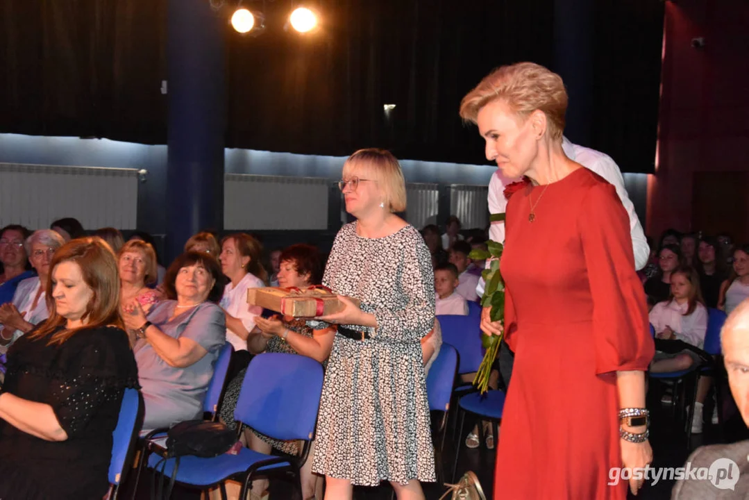 Dyrektor Szkoły Podstawowej nr 3 w Gostyniu kończy karierę zawodową. Społeczność szkolna przygotowała wzruszającą uroczystość pożegnalną