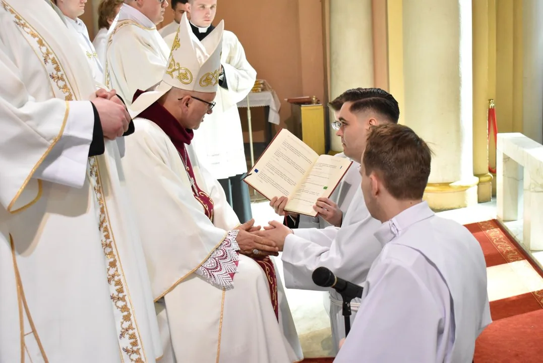Mamy diakona z Brzóstkowa. Biskup udzielił wczoraj święceń ośmiu kandydatom na kapłanów [ZDJĘCIA] - Zdjęcie główne