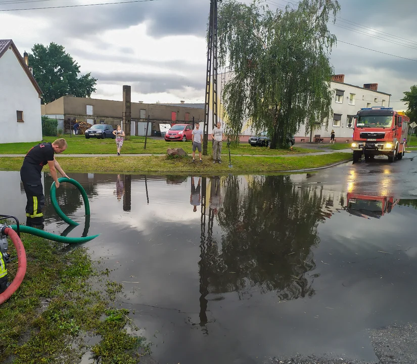 Strażacy usuwają skutki ulewnego deszczu w Aleksandrowie