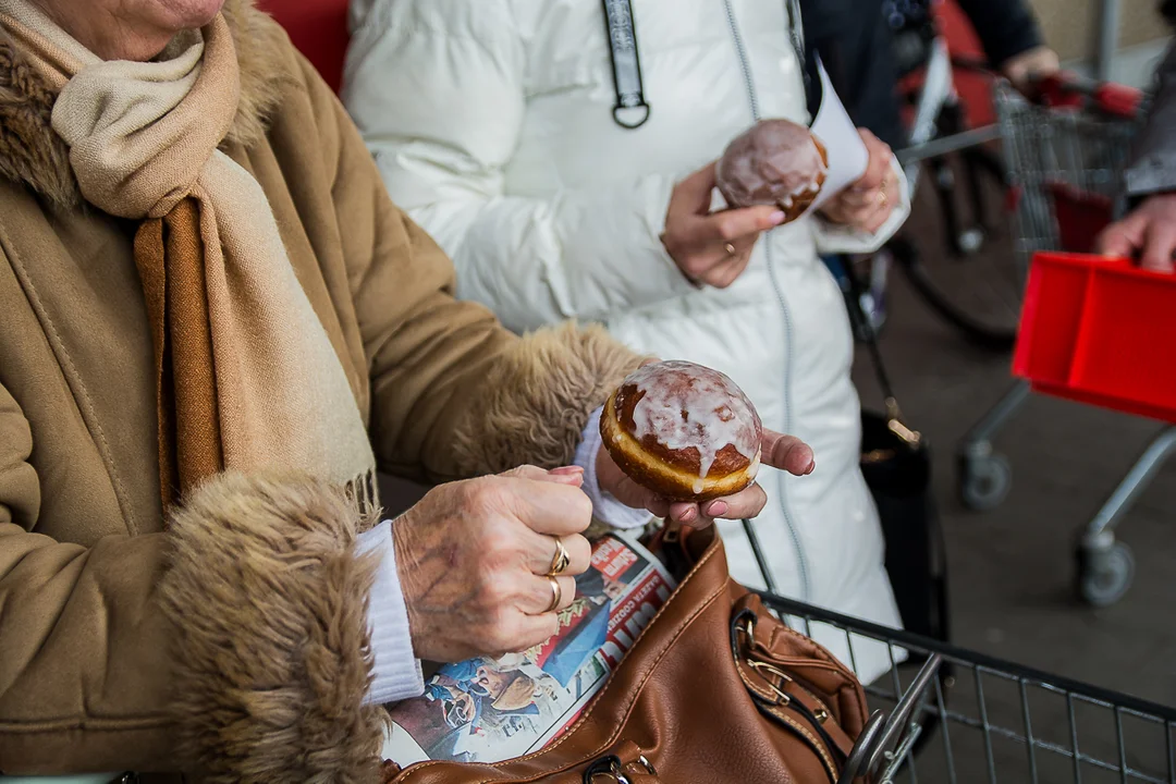 Przedwyborczy tłusty czwartek w Jarocinie. Kandydat PO KO na burmistrza i kandydaci Ziemi Jarocińskiej rozdawali pączki