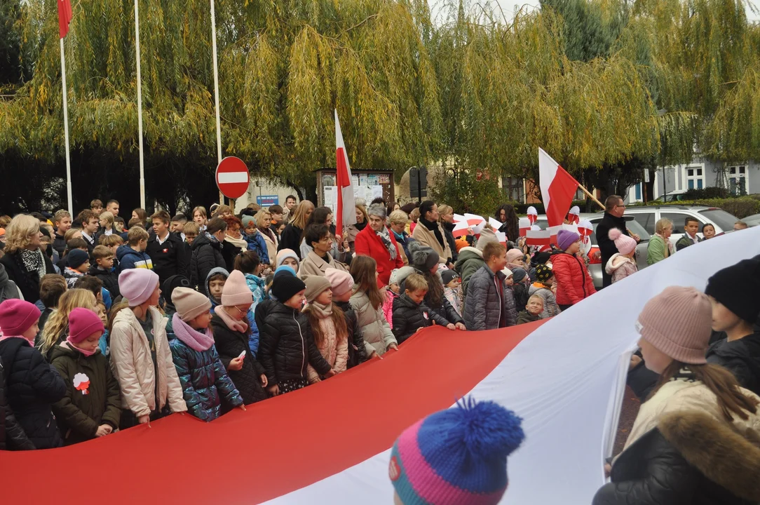 Piękna, patriotyczna uroczystość w Dobrzycy. Przemaszerowali z ogromną flagą Polski i odśpiewali hymn [ZDJĘCIA] - Zdjęcie główne