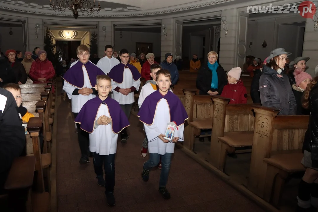 Betlejemskie Światło Pokoju w parafii pw. św. Andrzeja Boboli w Rawiczu