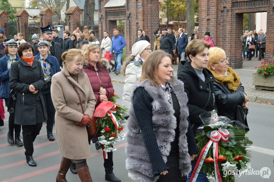 Przemarsz i uroczystości na cmentarzu w dniu 11 listopada w Krobi