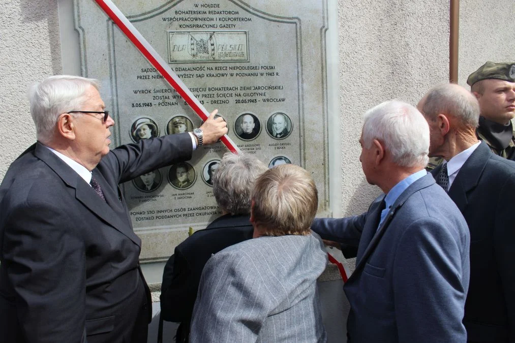 Jarocin. Odsłonięcie tablicy poświęconej kolporterom gazety konspiracyjnej "Dla Ciebie, Polsko" i koncert patriotyczny w JOK-u