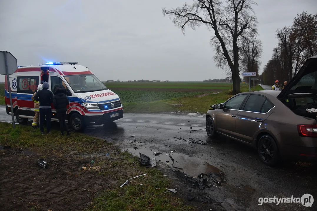 Zderzenie dwóch aut na skrzyżowaniu Rokosowo-Łęka Wielka