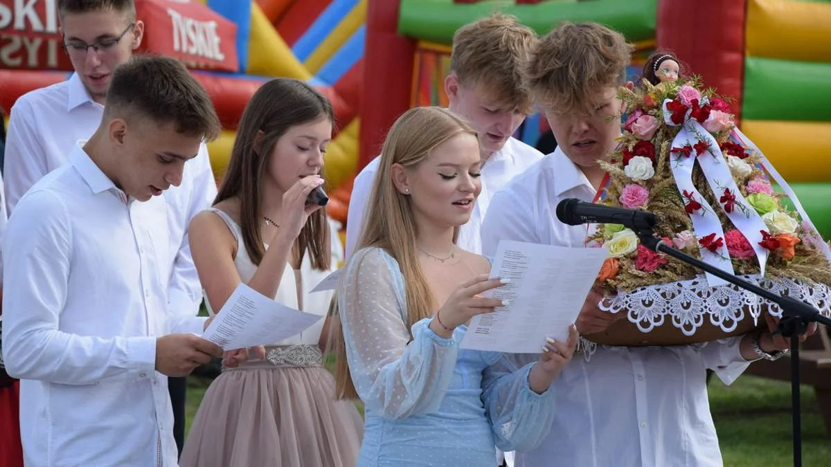 Dożynki w Domachowie. Młodzież odśpiewała przyśpiewki i przekazała wieniec dożynkowy staroście i starościnie - Zdjęcie główne