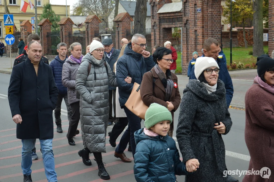 Przemarsz i uroczystości na cmentarzu w dniu 11 listopada w Krobi