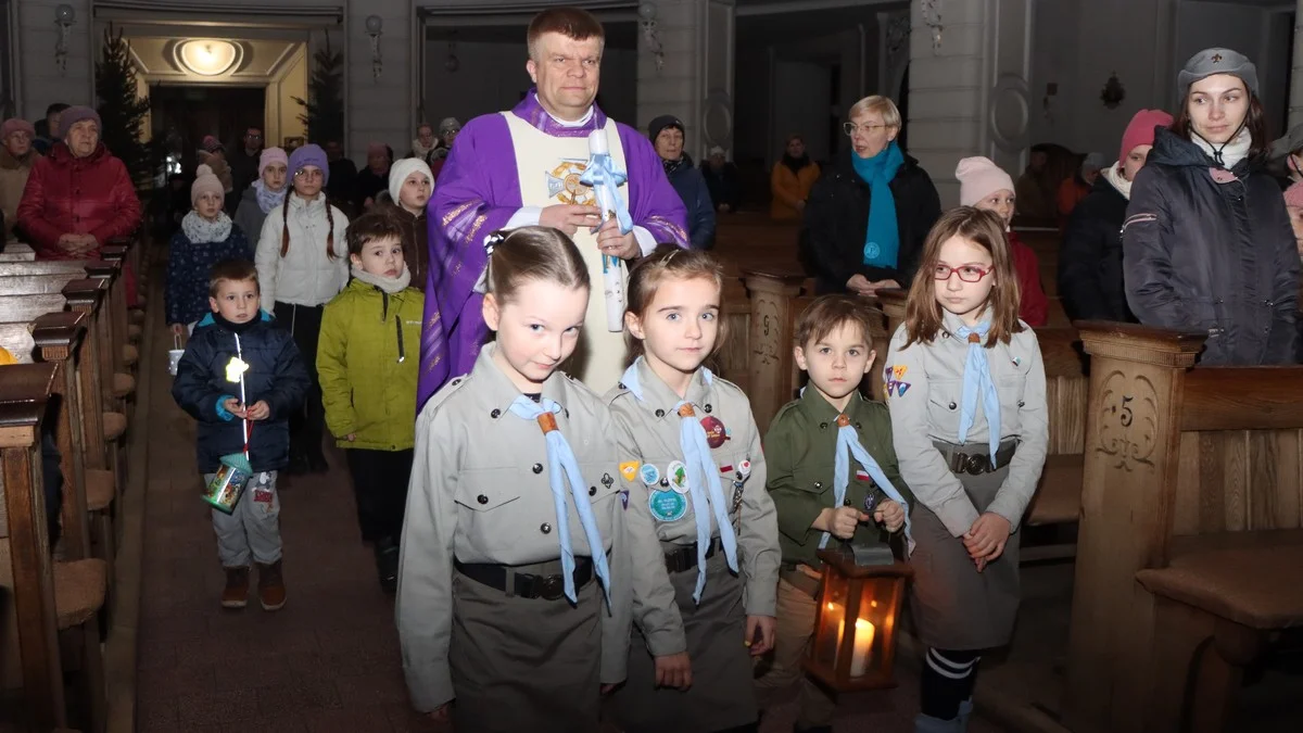 Betlejemskie Światło Pokoju w parafii pw. św. Andrzeja Boboli w Rawiczu