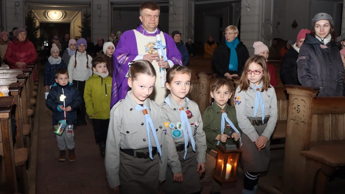 Rawicz. Betlejemskie Światło Pokoju w parafii pw. św. Andrzeja Boboli [ZDJĘCIA] - Zdjęcie główne