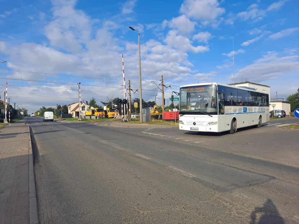 Remontują przejazd w Kowalewie.  Będą zmiany w rozkładzie jazdy autobusów - Zdjęcie główne