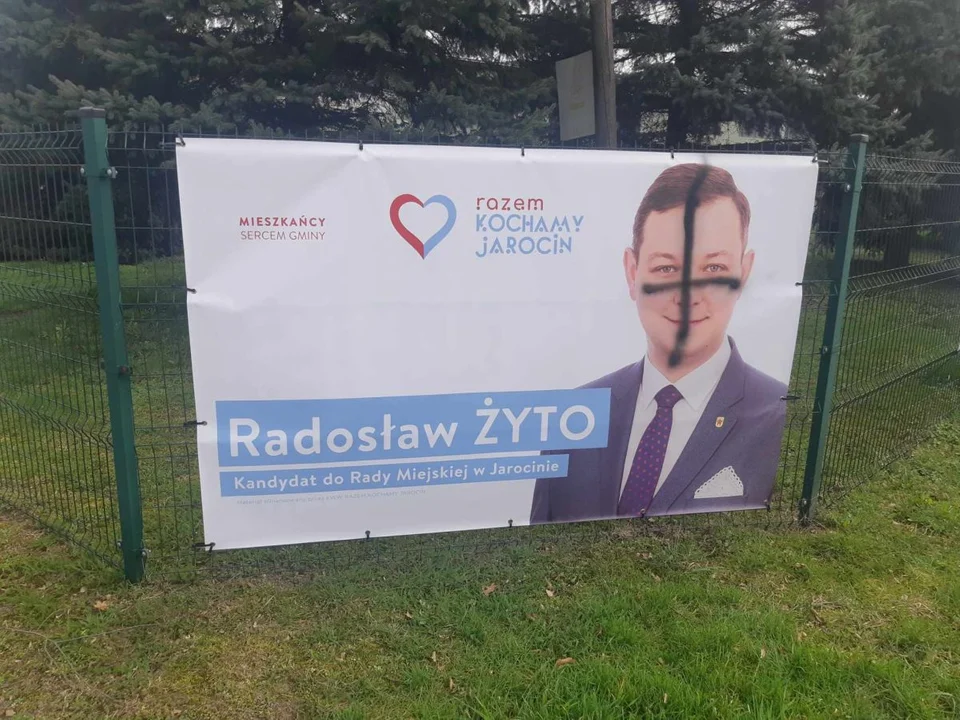 Wybory samorządowe 2024. Zniszczono banery kandydata do Rady Miejskiej Jarocina - Zdjęcie główne