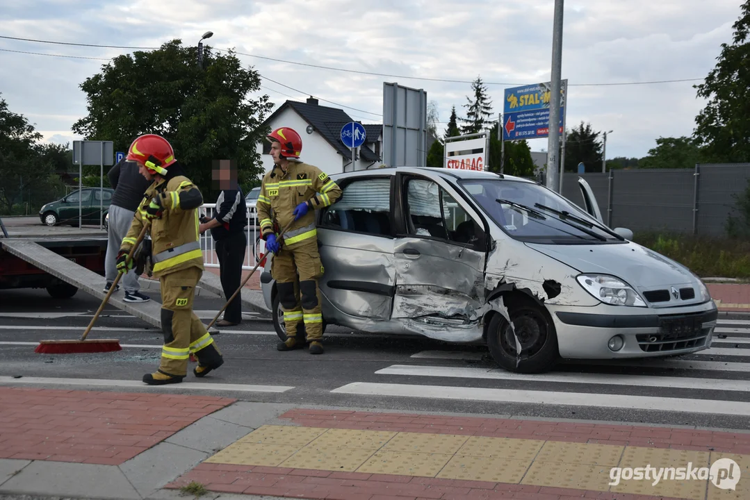 Zderzenie dwóch samochodów na skrzyżowaniu w Gostyniu