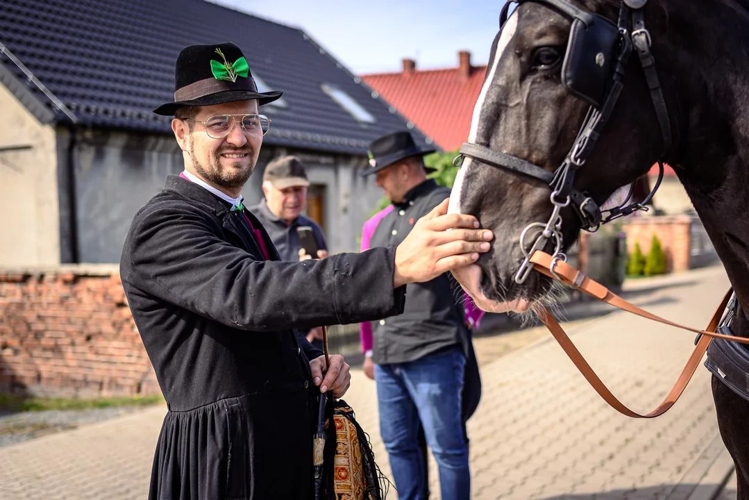 Wesele biskupiańskie Michała i Marty Chudych w Sikorzynie