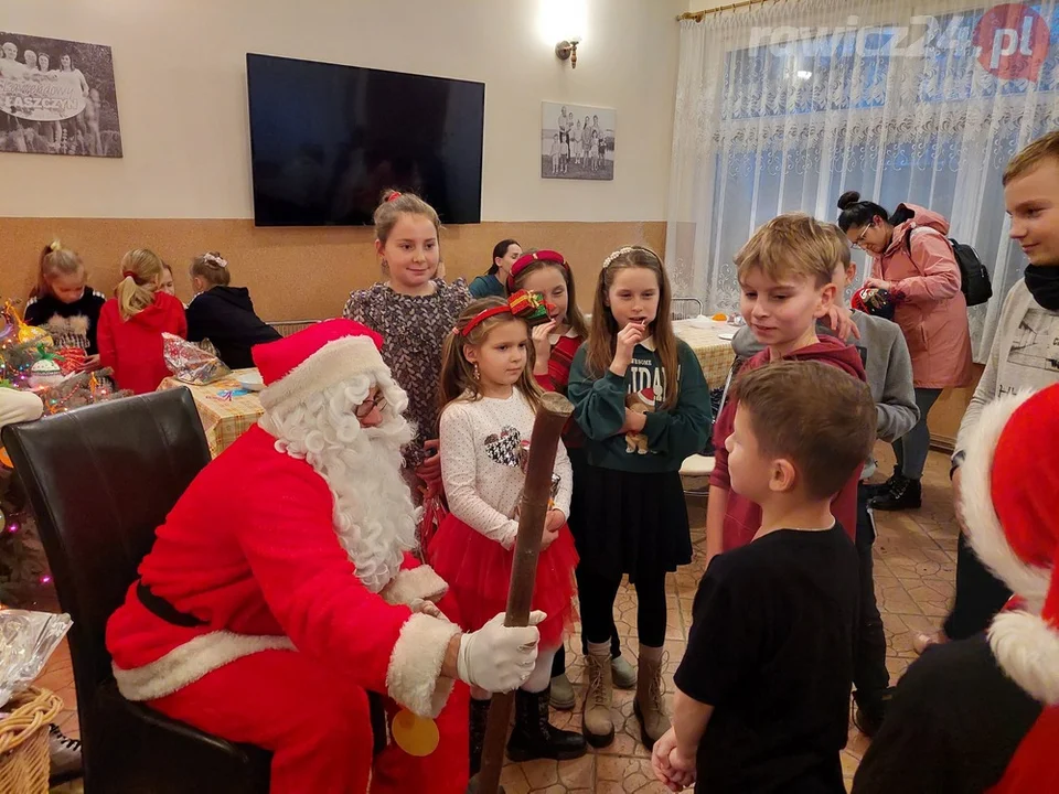 Mikołaj spotkał się z dziećmi i biesiada seniorów w Łaszczynie