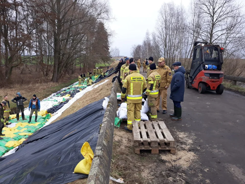 Ponad 150 strażaków uszczelniało zaporę Zbiornika Wonieść koło Kościana - Zdjęcie główne