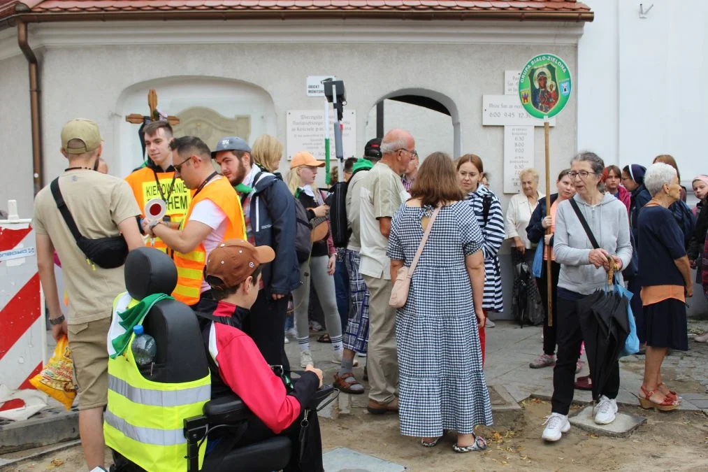 Grupa biało-zielona w drodze z Jarocina na Jasną Górę