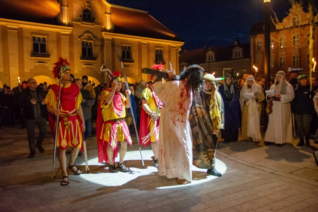 Tłumy podążały za Jezusem jarocińską Drogą Krzyżową [ZDJĘCIA]