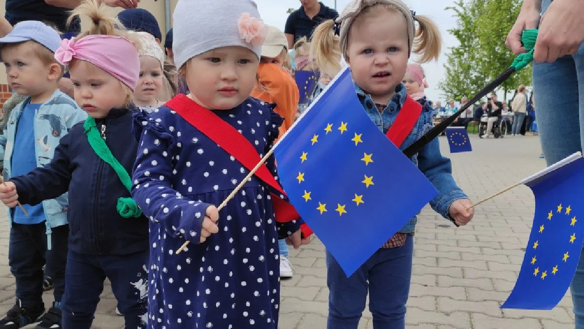 Piknik integracyjny "Unia Europejska to MY" w Krobi. Wspólnie bawili się podopieczni DPS, ŚDS oraz dzieci ze żłobka i przedszkola - Zdjęcie główne