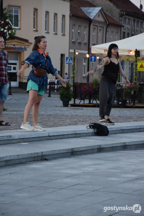 Spektakl teatralny na gostyńskim rynku