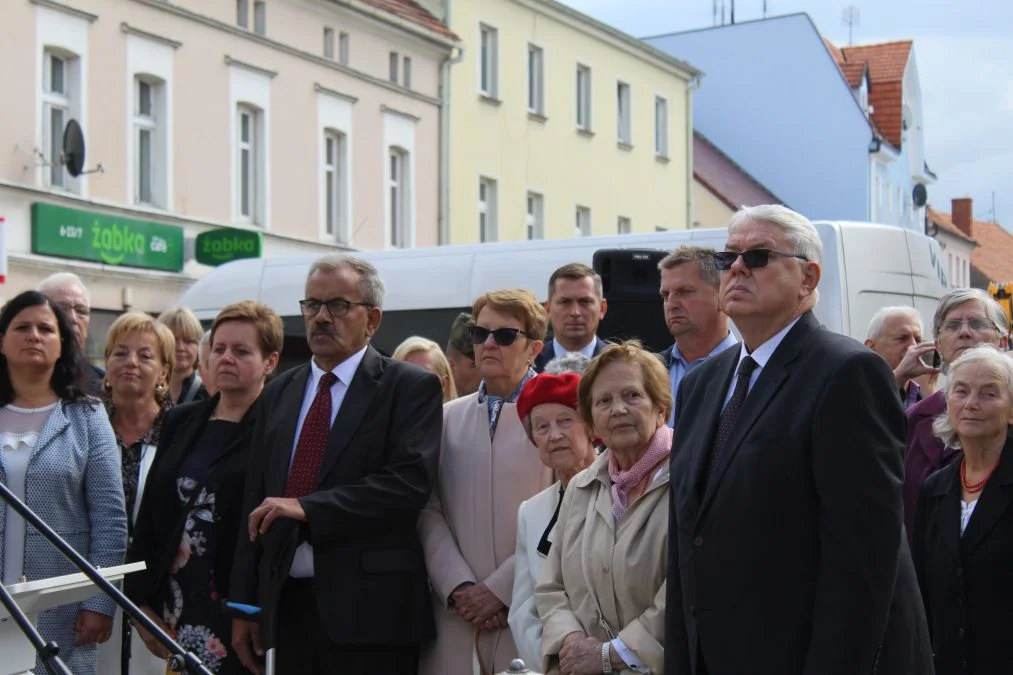 Jarocin. Odsłonięcie tablicy poświęconej kolporterom gazety konspiracyjnej "Dla Ciebie, Polsko" i koncert patriotyczny w JOK-u