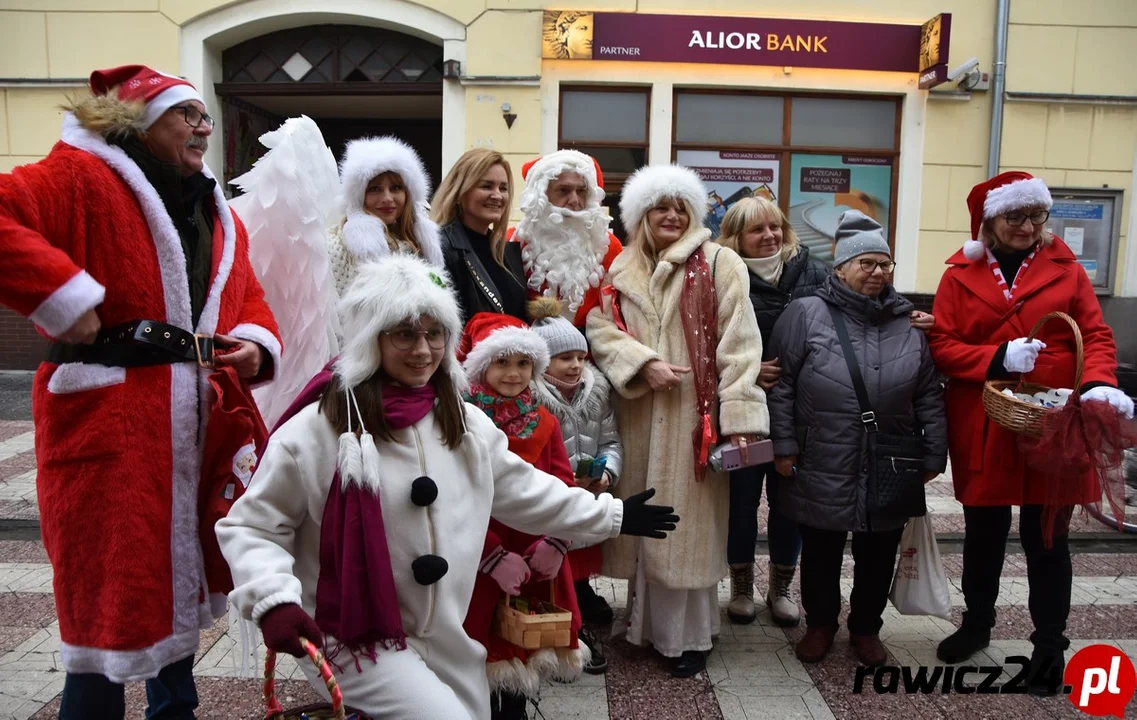 Mikołaje, śnieżynki i rozświetlenie choinki na mikołajki w Rawiczu - Zdjęcie główne