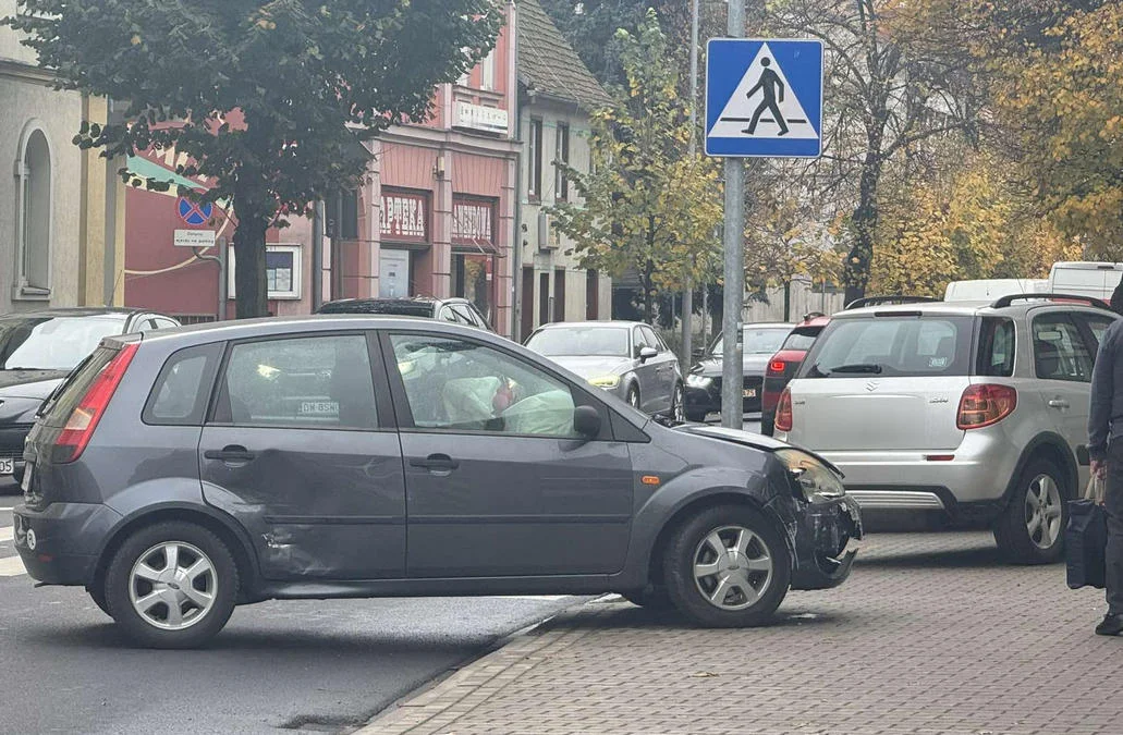 Rawicz. Kolizja na rondzie. Zderzyły się dwa auta - Zdjęcie główne