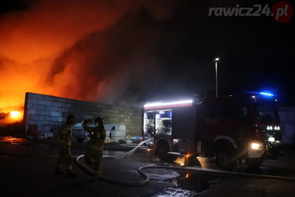 Pożar odpadów na terenie jednej z rawickich firm