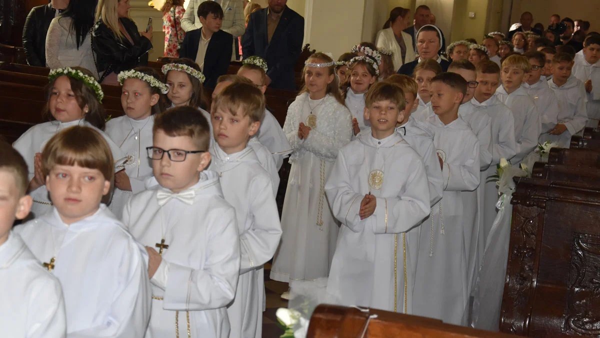 Sakrament Pierwszej Komunii Świętej - szczególny dzień dla blisko 100 dzieci w gostyńskiej farze