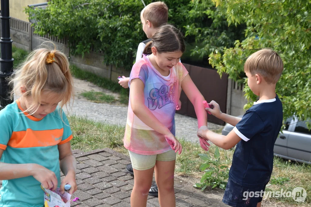 Dzieci z Gostynia malowały schody na Górę Zamkową