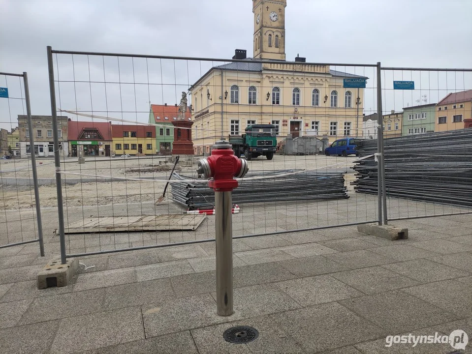 Przebudowa rynku w Krobi. Co się dzieje na placu budowy po zerwaniu umowy z wykonawcą