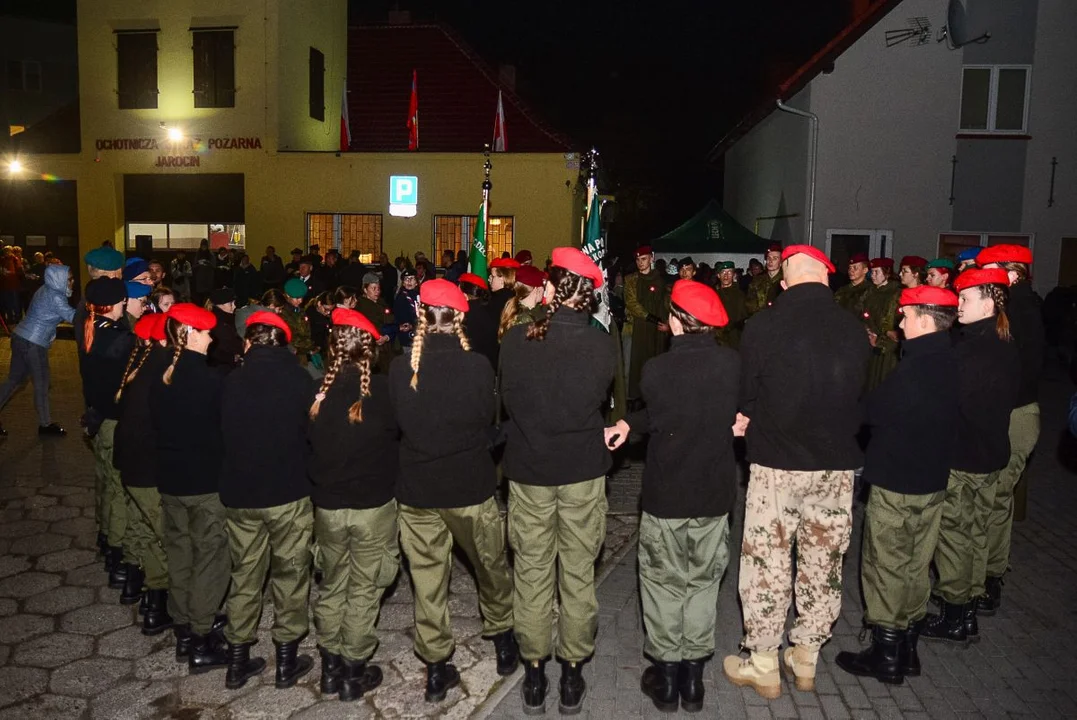 Obchody Święta Niepodległości w Jarocinie. Capstrzyk w parku mjr. Zbigniewa hr. Ostroroga-Gorzeńskiego