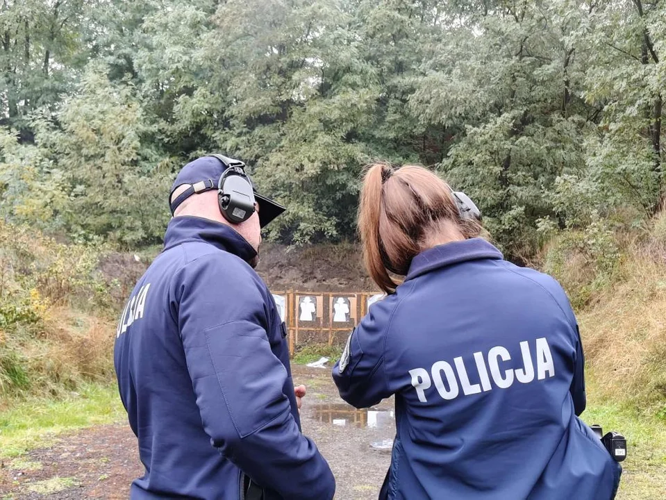 Policjanci z Jarocina systematycznie ćwiczą strzelanie pod okiem instruktorów