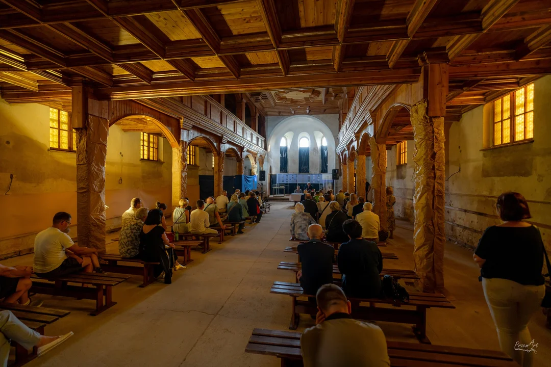 Niezwykła wystawa w dawnym kościele ewangelickim w Dobrzycy - Zdjęcie główne