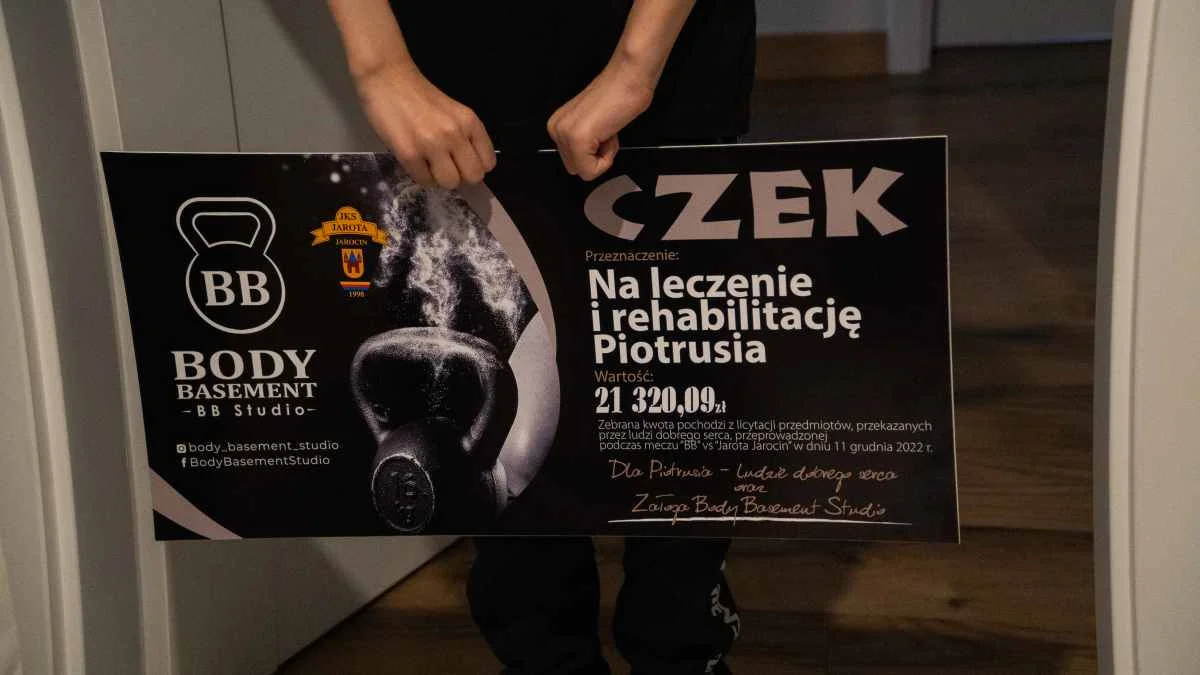 Przekazanie czeku dla Piotrka Lewandowskiego przez Pawła Radziewicza, Arkadiusza Świerkowskiego oraz Krzysztofa Matuszaka