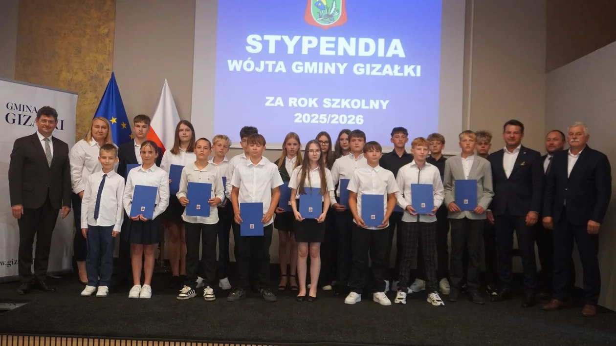 Uczniowie odebrali stypendia wójta gminy Gizałki