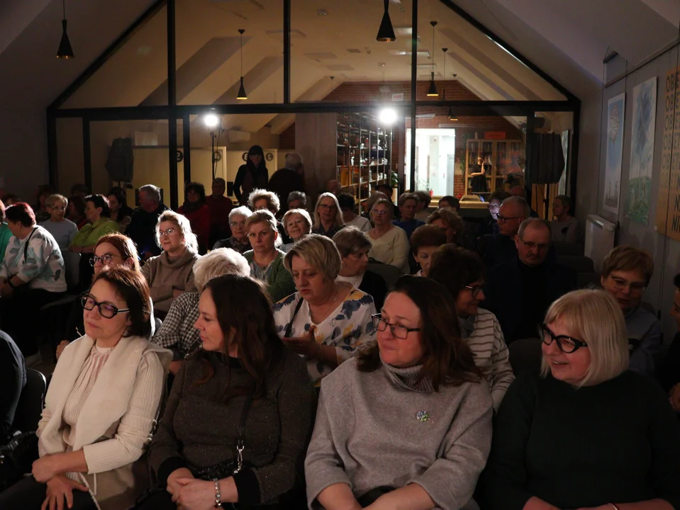 Wzruszenia i chwile refleksji. Spektakl Haliny Rowickiej „Moje ulotne miłości” w pleszewskiej bibliotece