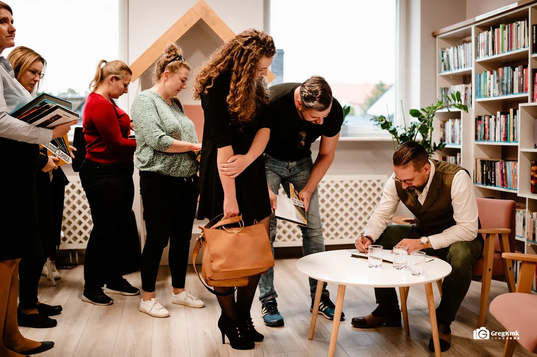 Spotkanie z Miłoszem Brzezińskim w Książnicy Pedagogicznej w Pleszewie [ZDJĘCIA] - Zdjęcie główne