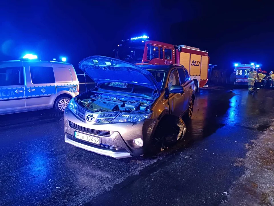 Jedna osoba trafiła do szpitala po zderzeniu dwóch aut w Dąbrowie (gm. Jarocin).