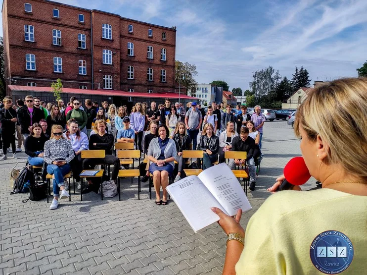 Czytali "Ballady i Romanse". Akcja w Zespole Szkół Zawodowych [FOTO] - Zdjęcie główne