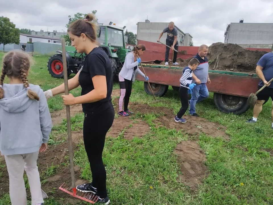 Porządki w Rusku. Najpierw wysprzątali boisko, a potem zagrali mecz