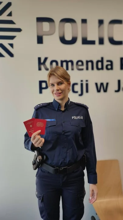 Asp. Karina Migalska -Cepa z KPP w Jarocinie odebrała Brązową Odznakę Zasłużony Honorowy Dawca Krwi.