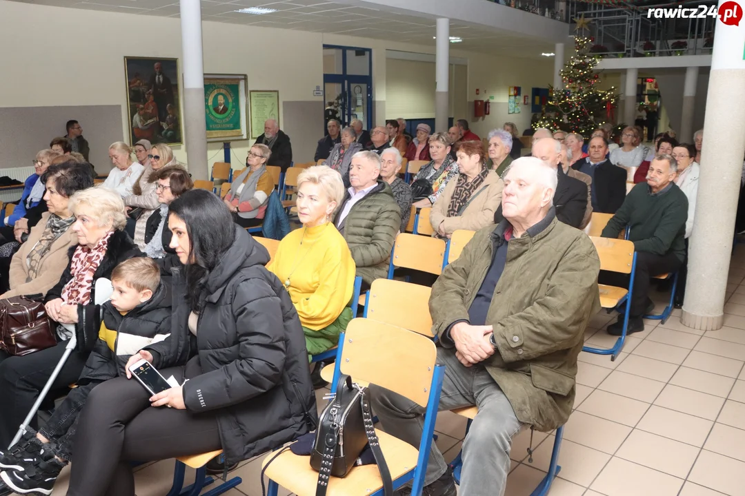 Jasełka, życzenia i poczęstunek w szkole w Sierakowie