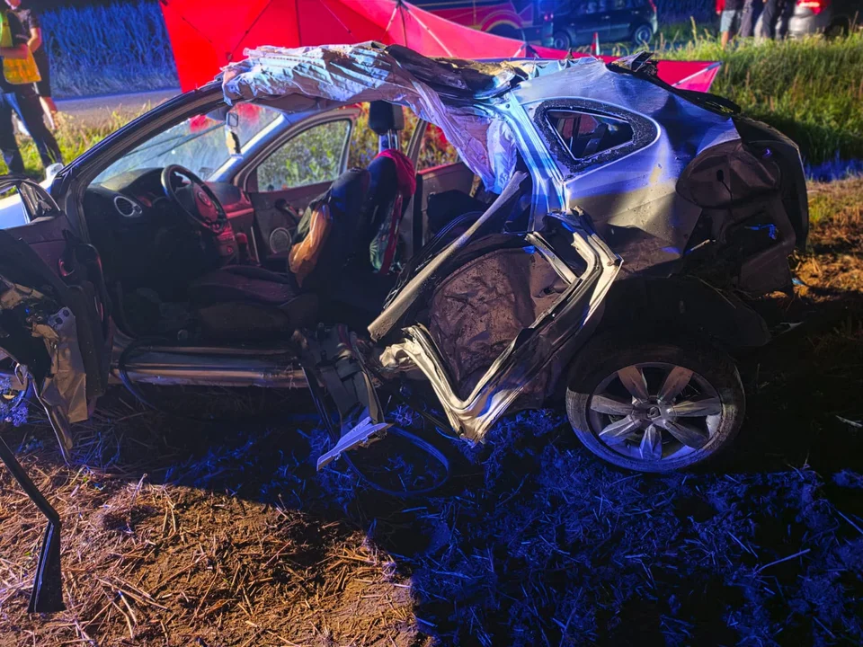 29-latka roztrzaskała się Renault na drzewie w Gumienicach