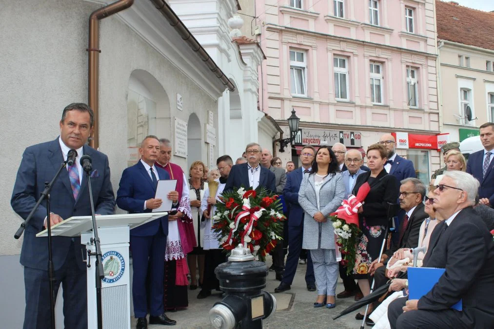 Jarocin. Odsłonięcie tablicy poświęconej kolporterom gazety konspiracyjnej "Dla Ciebie, Polsko" i koncert patriotyczny w JOK-u