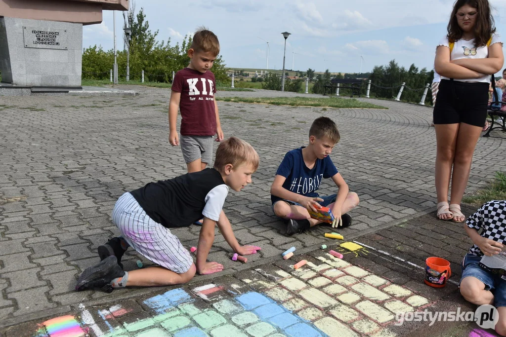 Dzieci z Gostynia malowały schody na Górę Zamkową