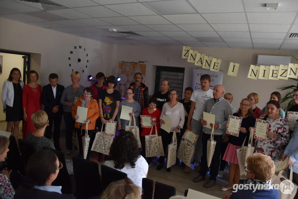 Wystawa prac plastycznych Znane-Nieznane. Stowarzyszenie Nie Sami Krobia