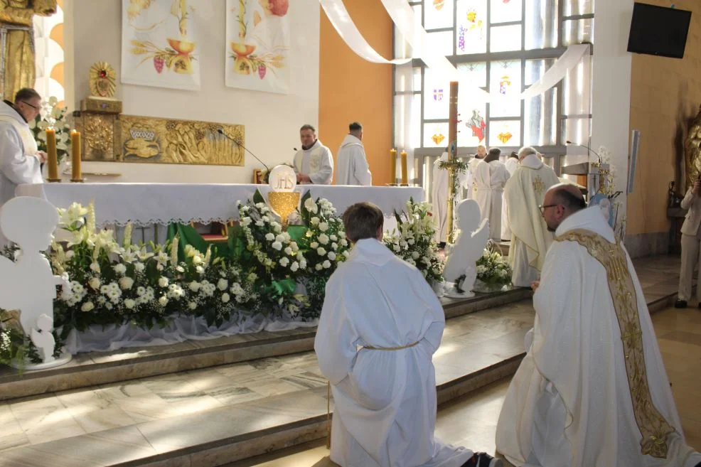 Tablica dla ojca Sylwina Wojdanowicza oraz jubileuszowy zjazd franciszkanów w Jarocinie