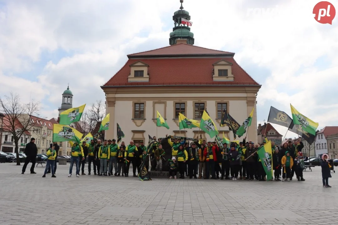 Kibice Kolejarza przeszli ulicami miasta.